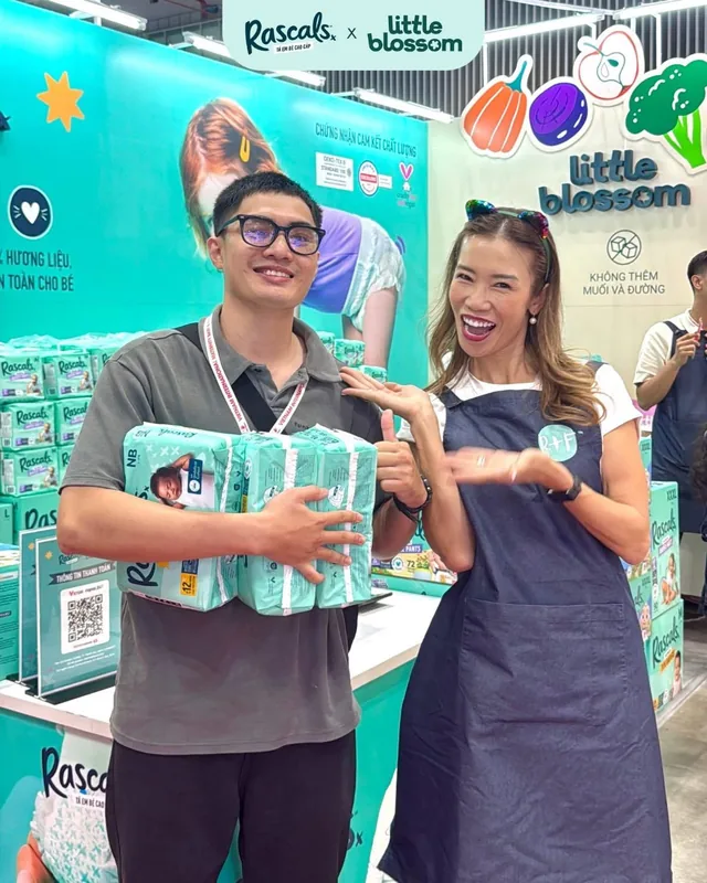 Rascals team member with a customer